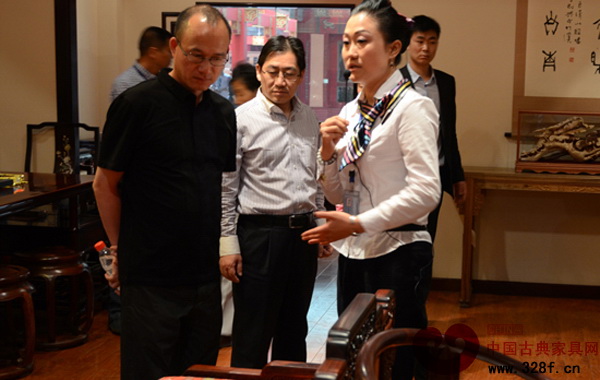 復(fù)星集團(tuán)董事長郭廣昌(左一)正在認(rèn)真聽東陽中國木雕城工作人員的講解