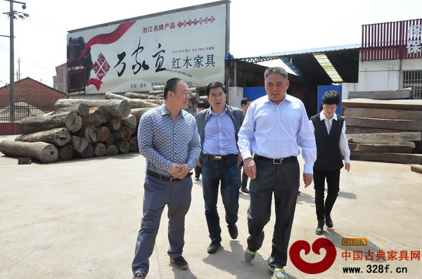 金華市委常委、東陽市委書記徐建華(右二)一行參觀萬家宜生產基地