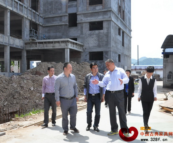 金華市委常委、東陽市委書記徐建華(右二)一行參觀萬家宜新建大樓