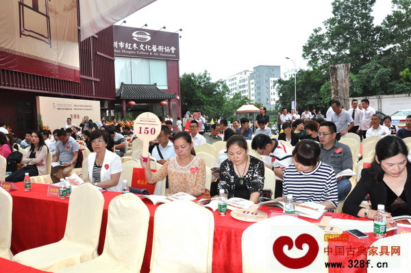 第四屆紅木藝術(shù)品慈善拍賣(mài)會(huì)活動(dòng)現(xiàn)場(chǎng)紅木愛(ài)好者舉牌競(jìng)拍