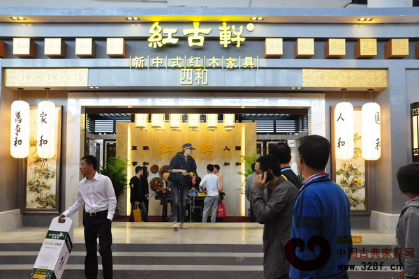 在廣州展上，一位參觀者走出紅古軒的四和展廳