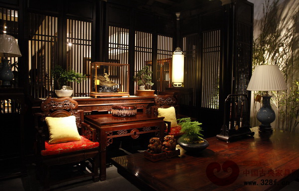 戴為紅木展廳整體呈現(xiàn)出了動(dòng)態(tài)與靜態(tài)的美感