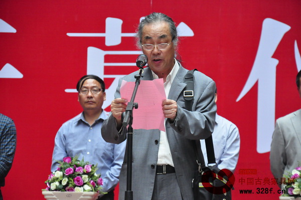 中國明式家具研究所所長、國家工藝美術專家庫成員濮安國宣布比賽結果