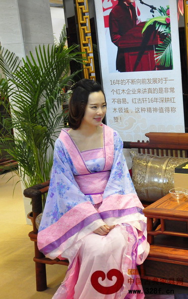 古典美女為紅古軒的古典家具再添韻味