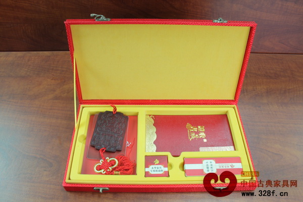 永華家具內含“三證一書”的收藏錦盒