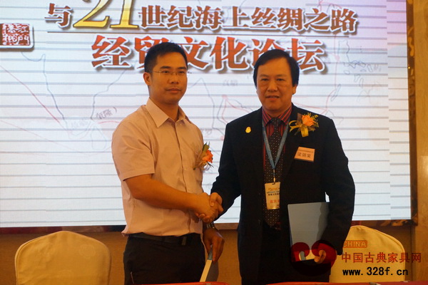 江山多驕董事總經(jīng)理張小文(左)在簽署合作協(xié)議后與印尼企業(yè)家握手并合影