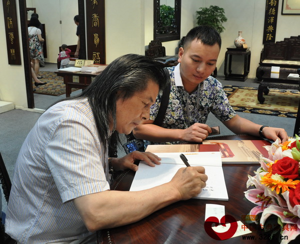 伍氏興隆董事長伍炳亮現場簽名贈書