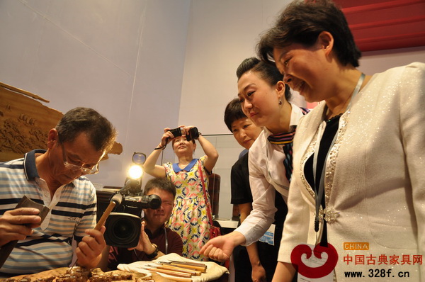 中國木雕藝術(shù)大師黃丁財現(xiàn)場演繹雕刻技藝