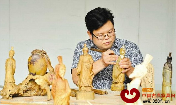 秭歸縣木雕非遺傳人劉志華正在創(chuàng)作木雕屈原像