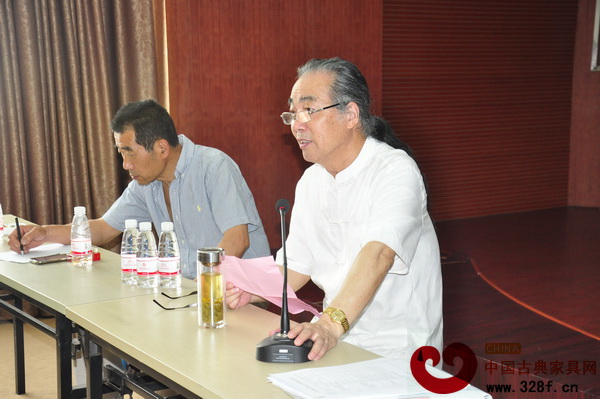 中國明式家具研究所所長、國家工藝美術專家庫成員濮安國（右）宣布比賽結果