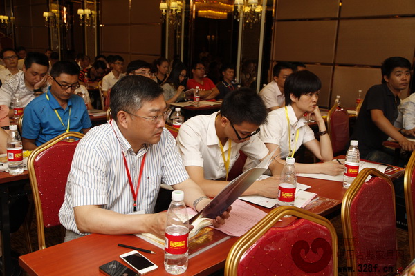 現(xiàn)場嘉賓認(rèn)真查閱紅木云手冊(cè)