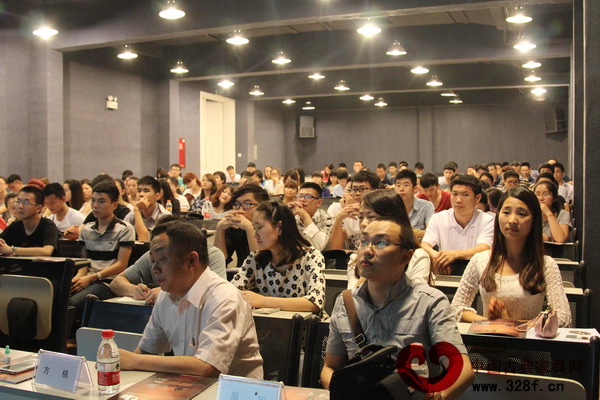 四川國際標榜學院學子們在認真聽課