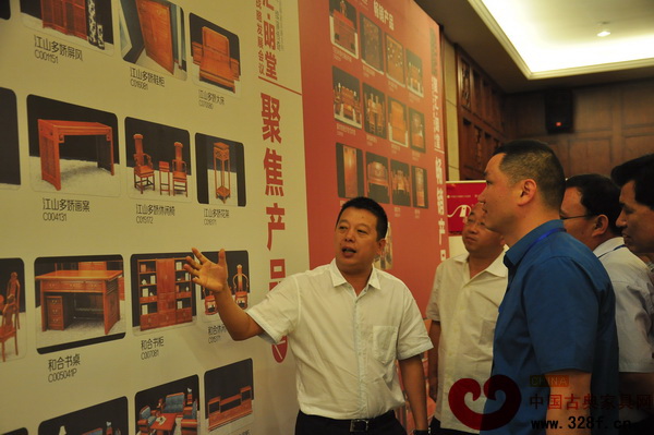 總經理張向榮向經銷商介紹明堂紅木的產品