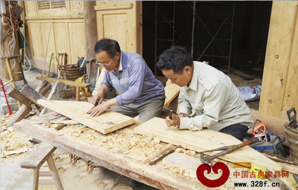 李加浩李加虎兄弟倆在認真工作