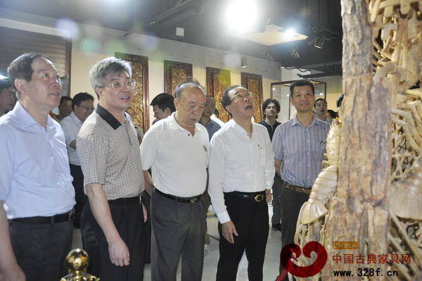 丘樹宏一行參觀了精品展,并對這些精品表示了高度的贊揚