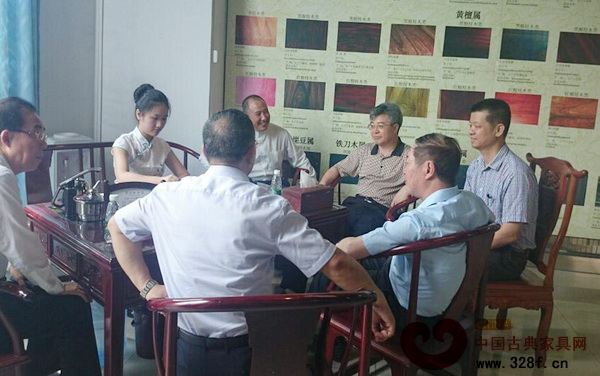 丘樹宏一行到訪中山市紅木古典家具學會辦公處,與理事長蕭社和交流了中山紅木家具產業的看法