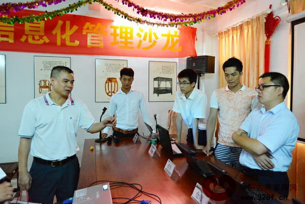 廣東省江門市新會區古典家具行業協會常務副會長李澤添與企業代表探討信息化管理技術