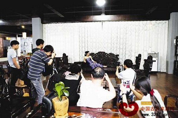 攝影愛(ài)好者們正在從多角度拍攝紅木家具 