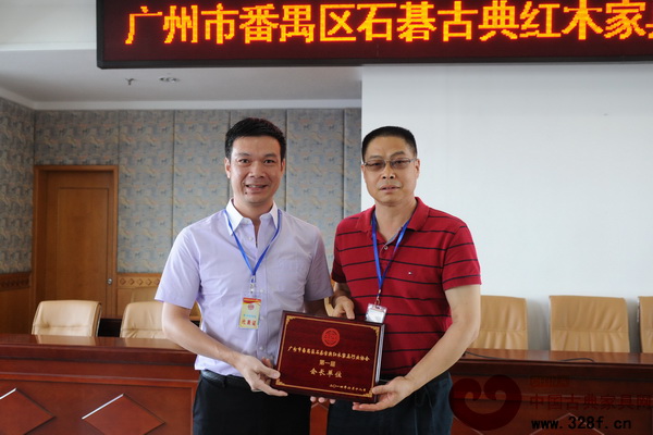 永華家具副總經理邱志坤(左)作為企業代表接受會長單位授牌