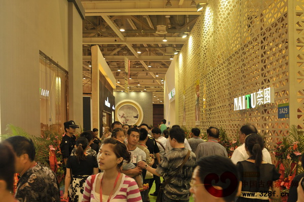 第五屆蘇州家具展覽會展館內(nèi)人氣火爆