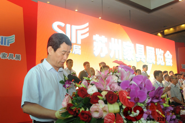 中國家具協會理事長朱長嶺在開幕式上致辭