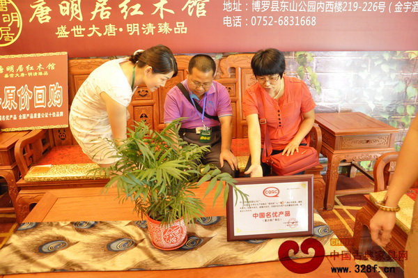 唐明居紅木的導購人員向業主詳細介紹紅木家具