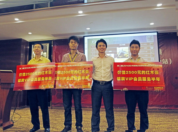 講師林偉華(右二)為微信活動(dòng)中獎(jiǎng)?wù)哳C獎(jiǎng)
