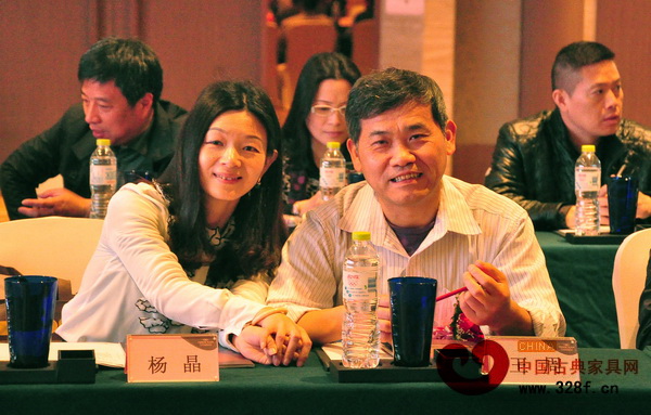 2014中國新中式文化研究院年會上,楊晶與資深媒體人王周合影