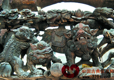 梁柱下的靈獅雕像,雖然有些受損,但依然栩栩如生