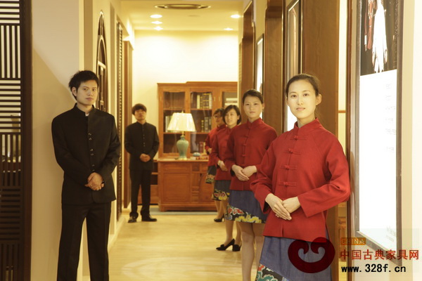2013年3月，龔燕艷在東莞名家具展上帶領團隊華麗亮相