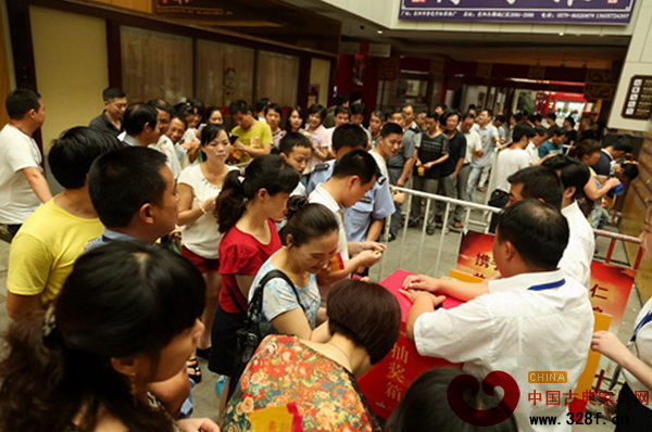 活動(dòng)期間,參觀者紛紛為自己喜愛(ài)的作品進(jìn)行投票