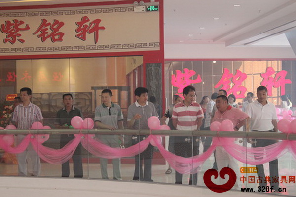 部分出席活動的領(lǐng)導(dǎo)嘉賓共同參觀南文紅木城