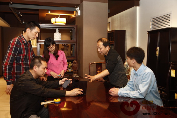 對尹國雄來說，向發燒友講解區氏家具的工藝和型制，是一件非常快樂的事情