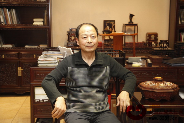 明清家具發燒友尹國雄在他鐘情的小葉紫檀家具展廳留影