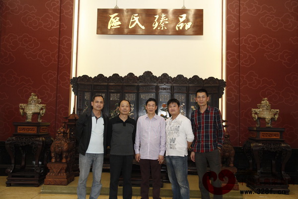 區(qū)氏臻品董事長區(qū)勝春(中)與區(qū)氏臻品家具發(fā)燒友黎毅藝(右二)合影