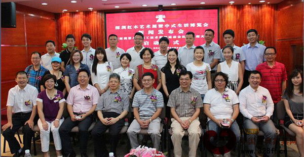 新聞發(fā)布會(huì)與會(huì)嘉賓合影留念