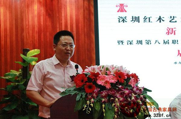 廣東新會(huì)古典家具城有限公司董事長袁秋耘發(fā)表講話