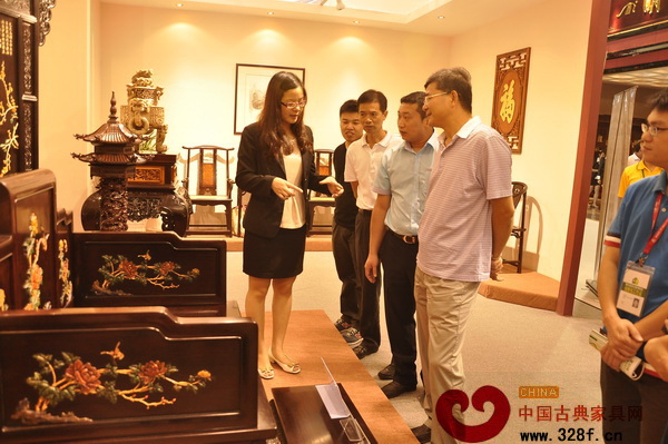 區(qū)氏臻品的銷售顧問在接待客戶