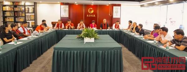 整個開幕儀式之前,商會二級機構工作會議在東方鳳凰大講堂舉行 整個開幕儀式之前,商會二級機構工作會議在東方鳳凰大講堂舉行