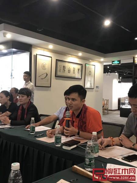 全聯民間文物藝術品商會副會長、全聯藝術紅木家具專業委員會執行會長、弘木傳媒CEO林偉華在工作會議上致辭 全聯民間文物藝術品商會副會長、全聯藝術紅木家具專業委員會執行會長、弘木傳媒CEO林偉華在工作會議上致辭