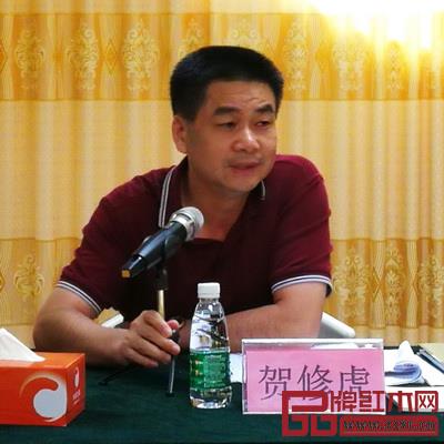  大涌鎮鎮長賀修虎對2018新中式紅木家具展相關工作做具體指導