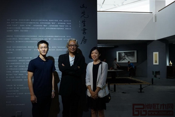  劉山先生（中）與區氏臻品總經理區錦澤（左）、副總經理李艷霞（右）于“山先生書房”合影