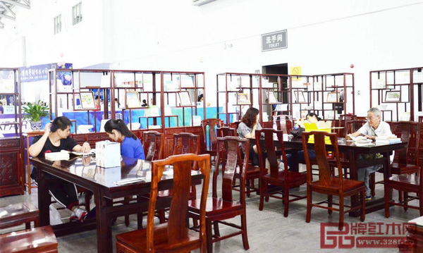 市民在紅木桌子上閱讀、選購書籍