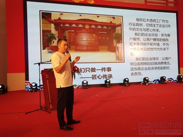 李曉東介紹，旭東紅木始終不忘匠心傳承，以臻品工藝打造傳世家具，旭東紅木的“透明工廠”讓客戶明明白白消費(fèi)，全程可追溯 