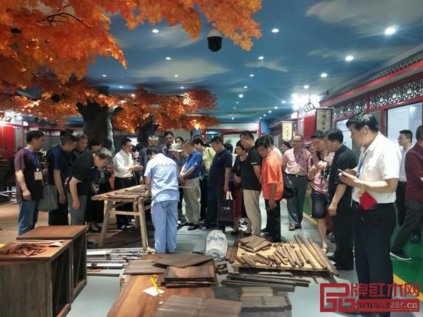 品牌紅木家具經(jīng)銷商聯(lián)盟成員參觀走訪旭東紅木“透明工廠” 品牌紅木家具經(jīng)銷商聯(lián)盟成員參觀走訪旭東紅木“透明工廠”