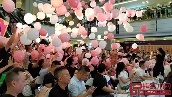 現場瞬間漫天飄下的氣球都承載著對憶古軒美好的祝福