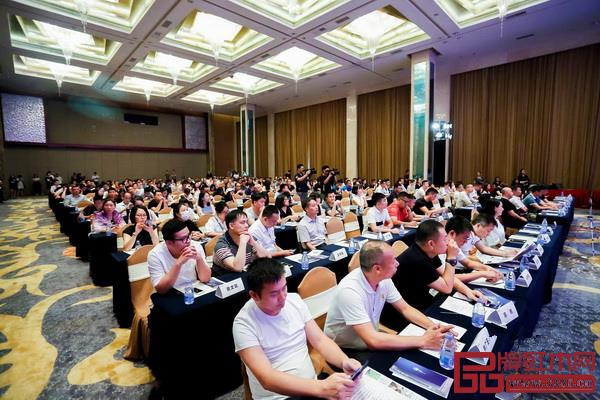 名家具展主辦方負責人、近百家主流媒體、部分參展商代表共300多人出席了本次發布會 名家具展主辦方負責人、近百家主流媒體、部分參展商代表共300多人出席了本次發布會