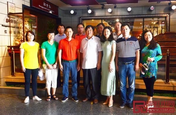 河南工程學(xué)院領(lǐng)導(dǎo)、老師一行到紅古軒參觀 河南工程學(xué)院領(lǐng)導(dǎo)、老師一行到紅古軒參觀