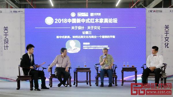 唐開軍(左二)、韓國榮(右二)、葉武東(右一)圍繞“關于設計 關于文化”主題,針對行業熱點問題進行討論 唐開軍(左二)、韓國榮(右二)、葉武東(右一)圍繞“關于設計 關于文化”主題,針對行業熱點問題進行討論