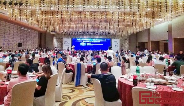領(lǐng)導、專家、品牌企業(yè)代表與經(jīng)銷商匯聚一堂,共享新中式時代紅木盛宴 領(lǐng)導、專家、品牌企業(yè)代表與經(jīng)銷商匯聚一堂,共享新中式時代紅木盛宴